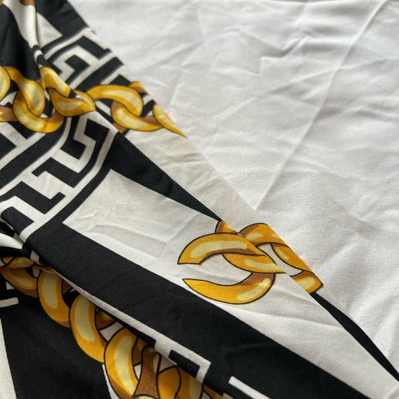 Blouse with black and gold details. Never worn - Picture 3 of 4